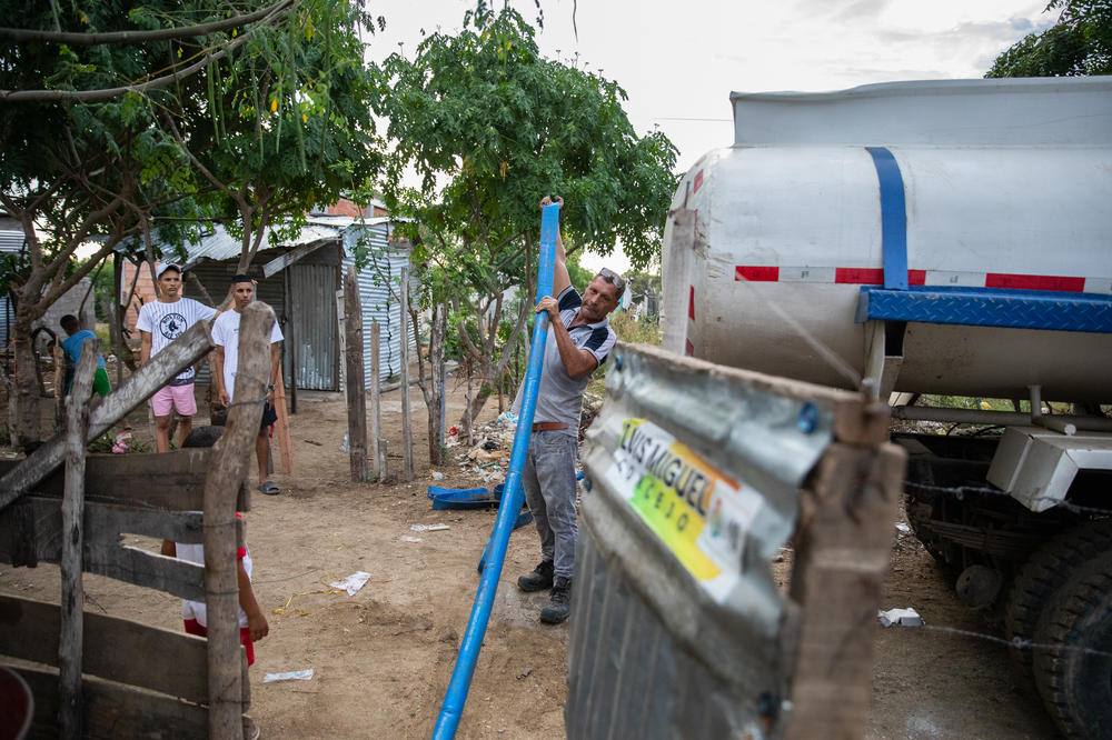 A water tank truck is a fairly reliable but expensive alternative to the water pipes in La Paz.