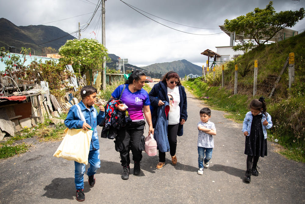 Salamanca regresa a casa caminando junto a su cuñada Marisol Rodríguez y sus tres nietos, después de haber asistido a clases en la Manzana del Cuidado. Menciona que quiere mucho a sus nietos, pero que pueden ser ruidosos y traviesos, lo cual le genera estrés. 