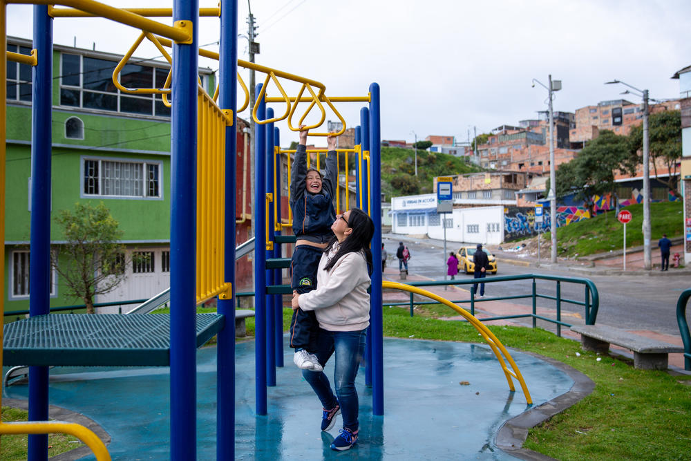 Infante y su hija se detienen en uno de sus parques infantiles favoritos en su camino de regreso a casa después del colegio.