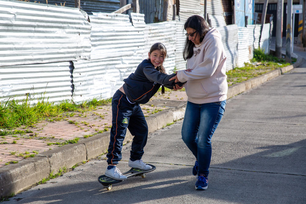 Infante juega con su hija menor, Brigitte, frente a su casa en San Cristóbal.