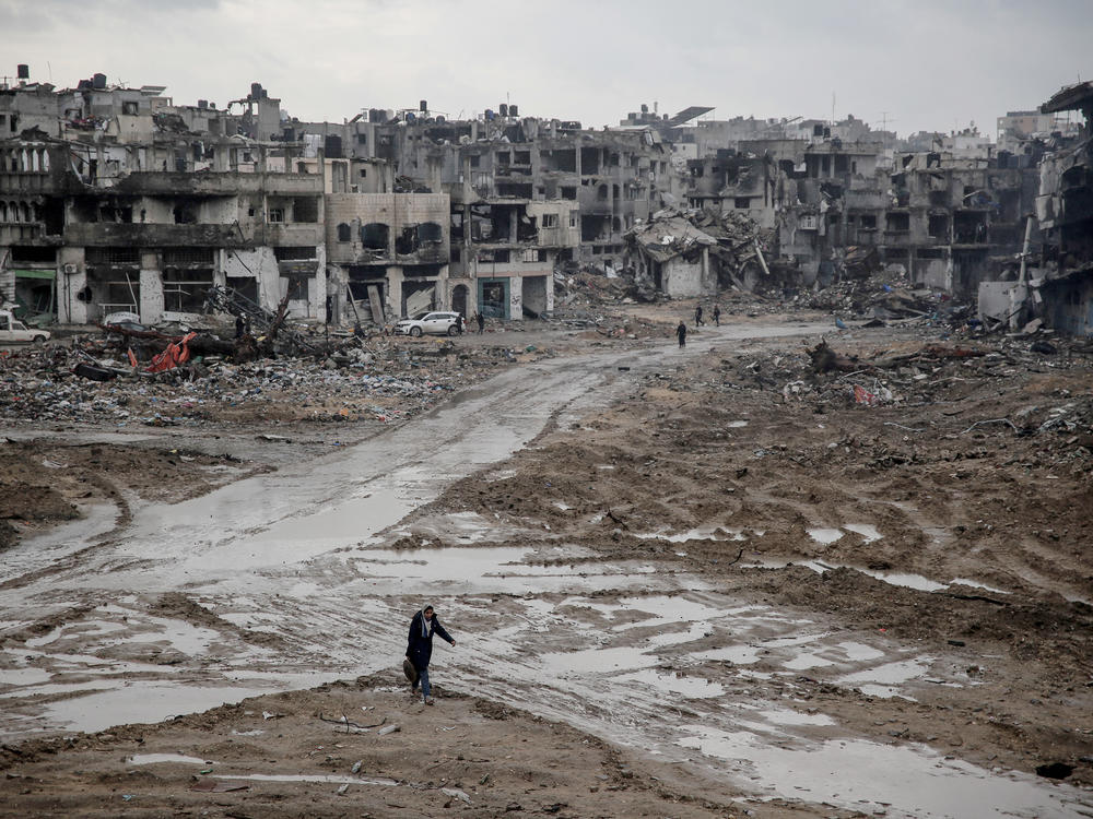 As Israeli troops withdrew from parts of Gaza City in recent weeks, residents ventured outside to survey the shattered landscapes.