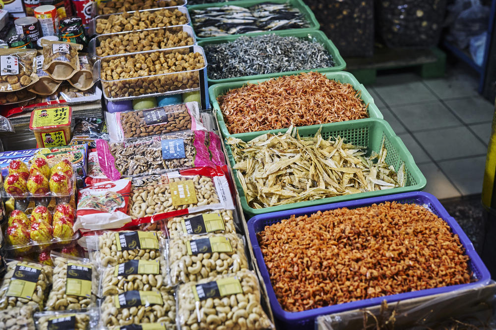 Dried goods on sale at Shuixian Gong Market.
