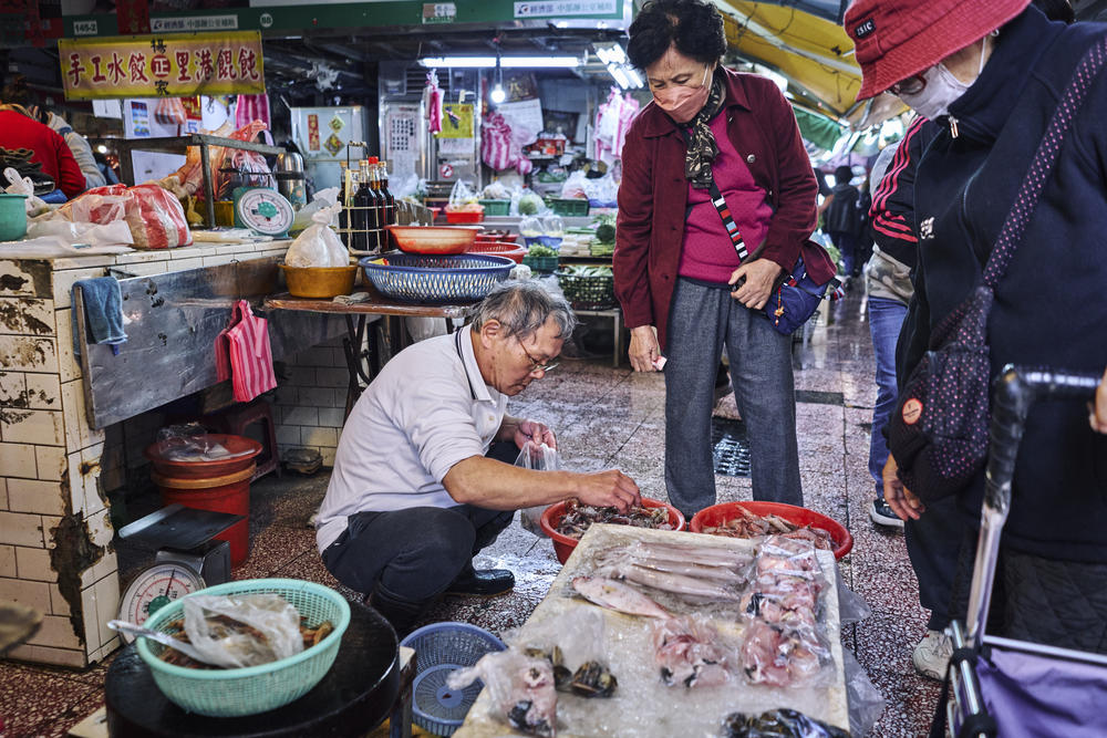 Fresh seafood is sorted at Shuixian Gong Market.