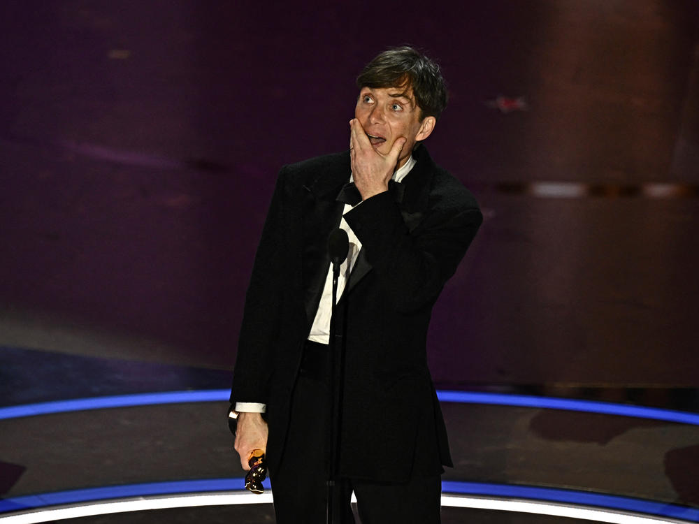 Cillian Murphy accepts the award for best actor in a leading role for <em>Oppenheimer.</em>