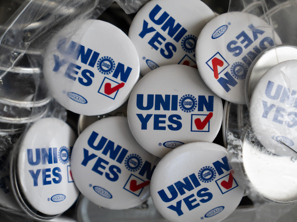Pro-union workers at Mercedes-Benz have been wearing and handing out buttons throughout their campaign.