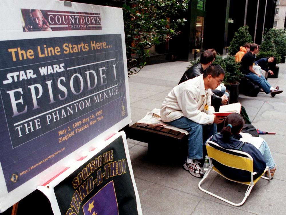 Fans line up at the Ziegfeld Theatre in New York on May 6, 1999 to be the first to see the movie, <em>Star Wars: Episode 1 — The Phantom Menace</em>.