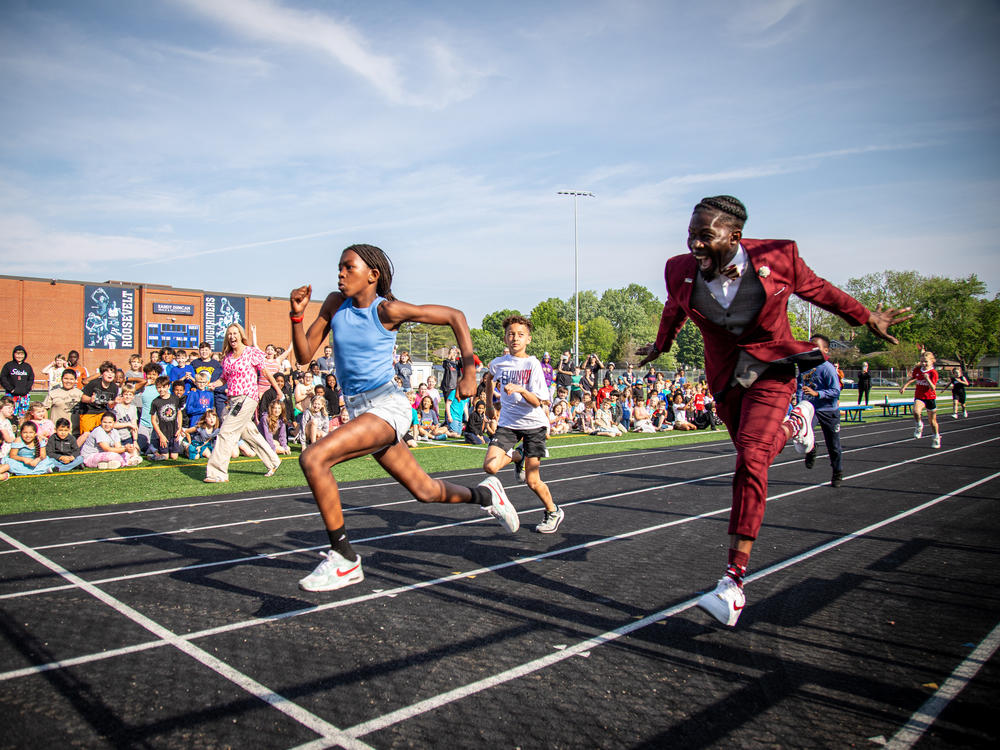 Des Moines Superintendent Ian Roberts races students on an Iowa track.