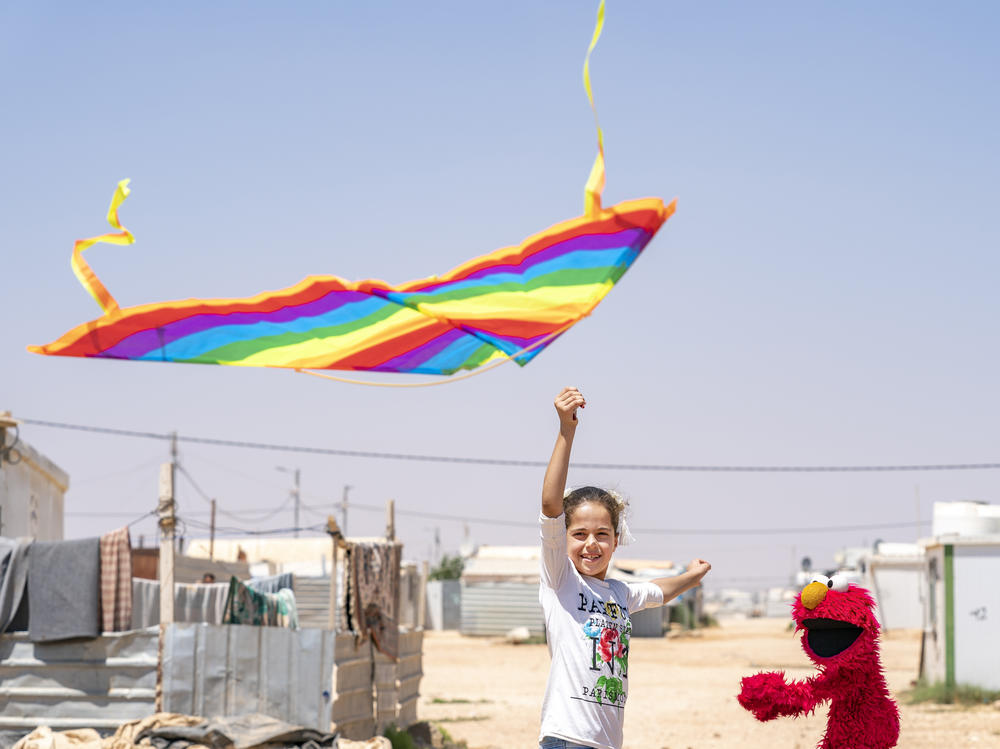 In 2017, Sesame Workshop and the International Rescue Committee became the first winners of 100&Change for their work with children in the Middle East<em>.</em> Above, Elmo learns how to fly a kite at Azraq Camp, Jordan.