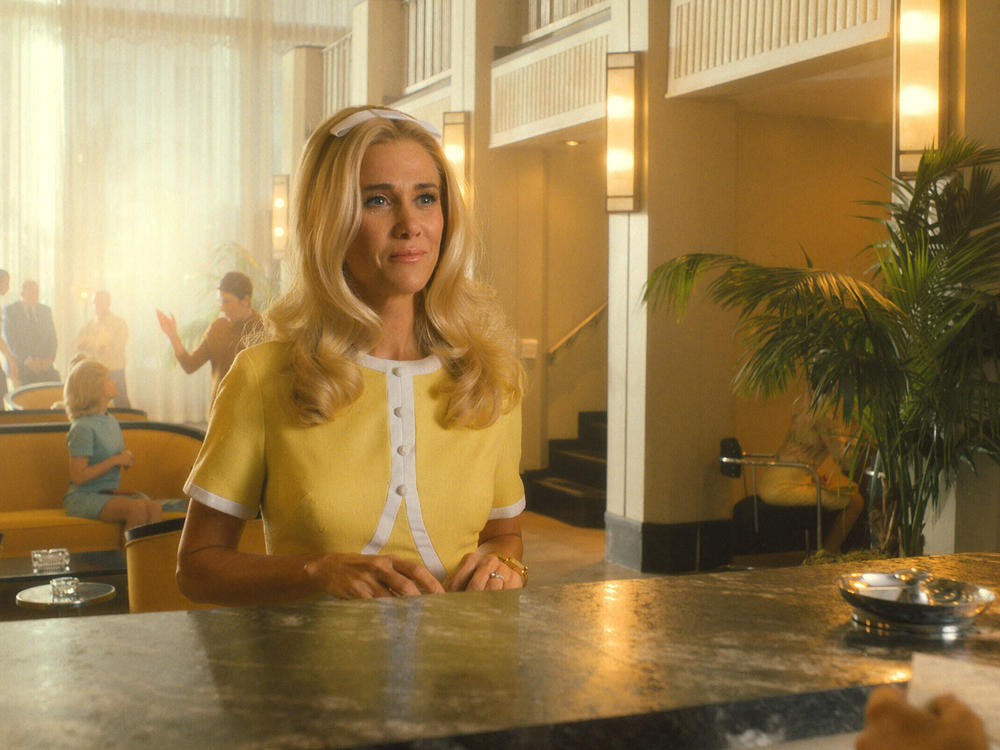 Kristen Wiig plays a former pageant queen in <em>Palm Royale.</em>