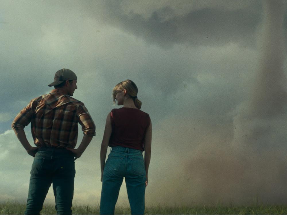  Glen Powell and Daisy Edgar-Jones play rival storm chasers in <em>Twisters</em>.