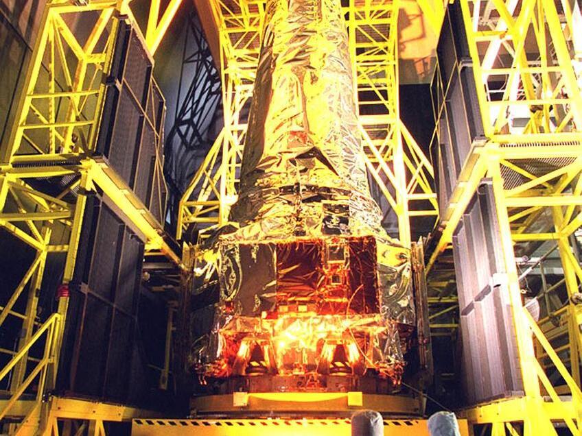  The Chandra X-ray Observatory before its 1999 launch into orbit in a NASA space shuttle. 