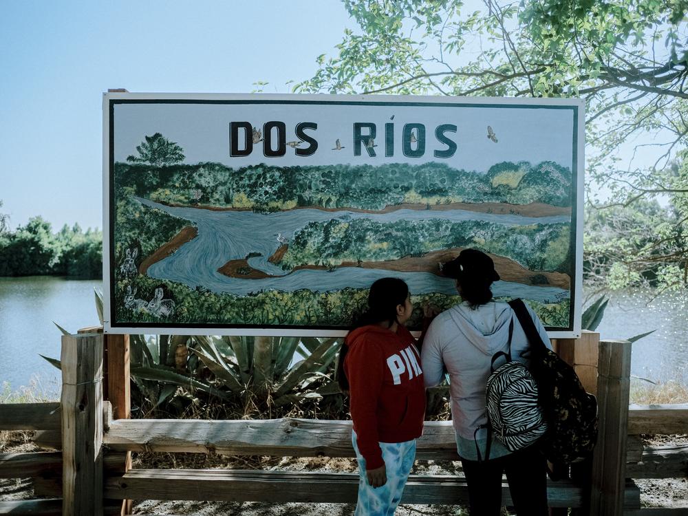 Grayson muralist Jose Muñóz hand-painted this sign welcoming visitors to Dos Rios.