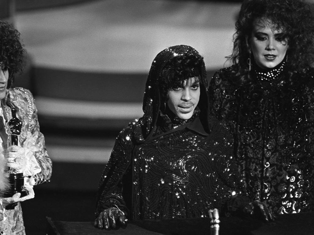 Prince, alongside Wendy Melvoin (left) and Lisa Coleman (right) accepts <em>Purple Rain</em>'s Oscar for best original score in 1985.