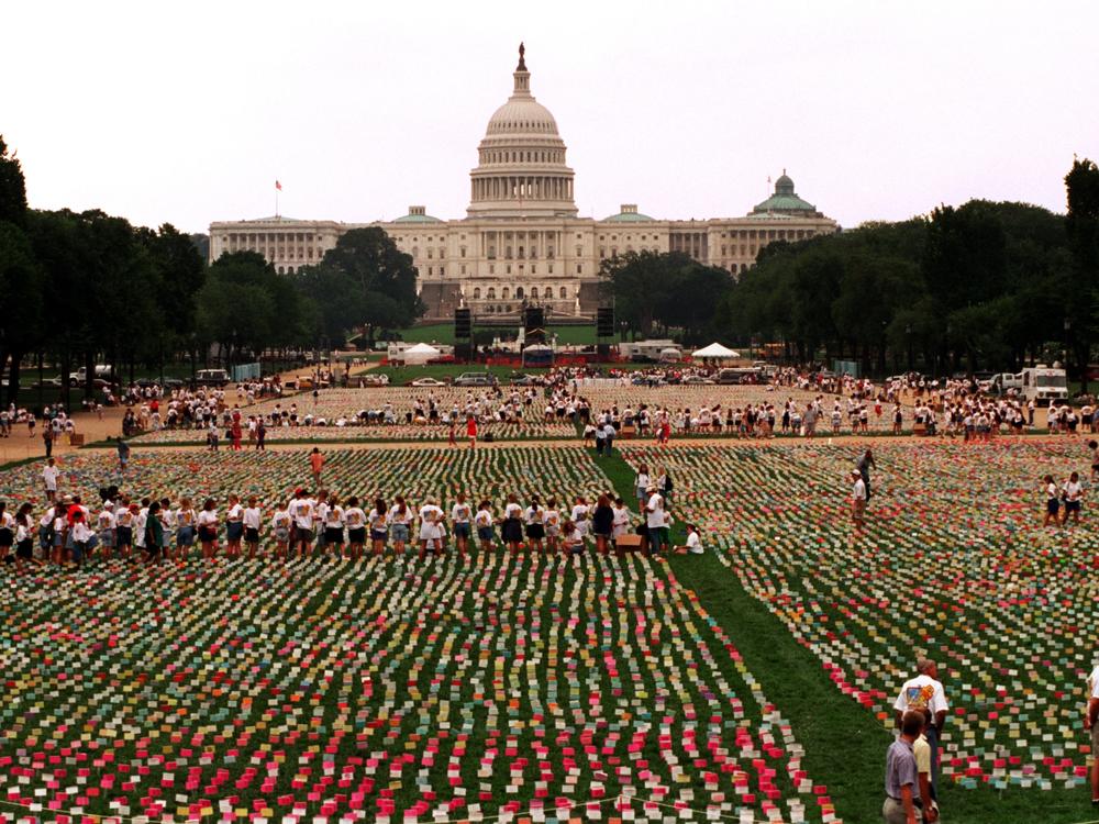 In 1994, an estimated 200,000 purity pledge cards signed by young people were staked into the lawn of the National Mall in Washington, D.C.