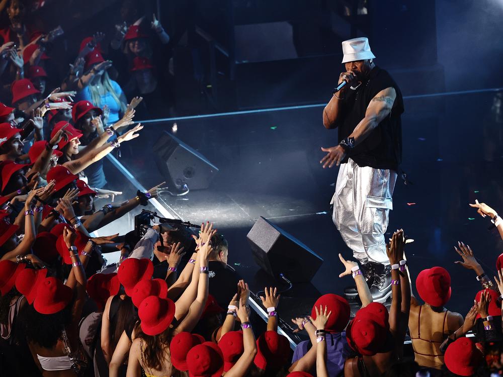 A performance by rap pioneer LL Cool J brought the crowd to its feet.