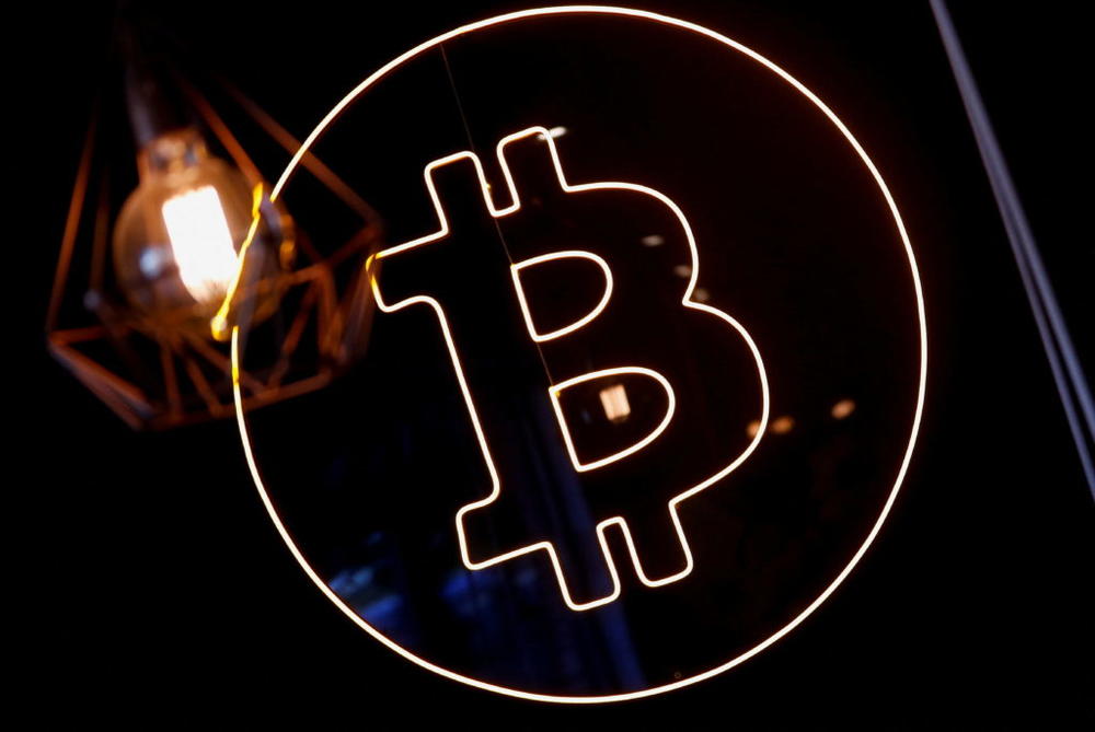 A neon logo of cryptocurrency Bitcoin is seen at the Crypstation cafe, in downtown Buenos Aires, Argentina May 5, 2022. Picture taken May 5, 2022. Photo by Agustin Marcarian/REUTERS