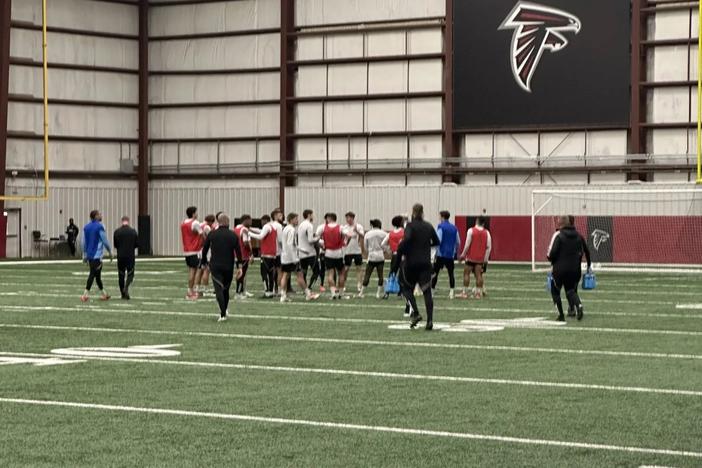 Atlanta United manager Ronny Deila (center) huddles the squad together at the end of training on Tuesday afternoon. Photo by Donnell Suggs/The Atlanta Voice