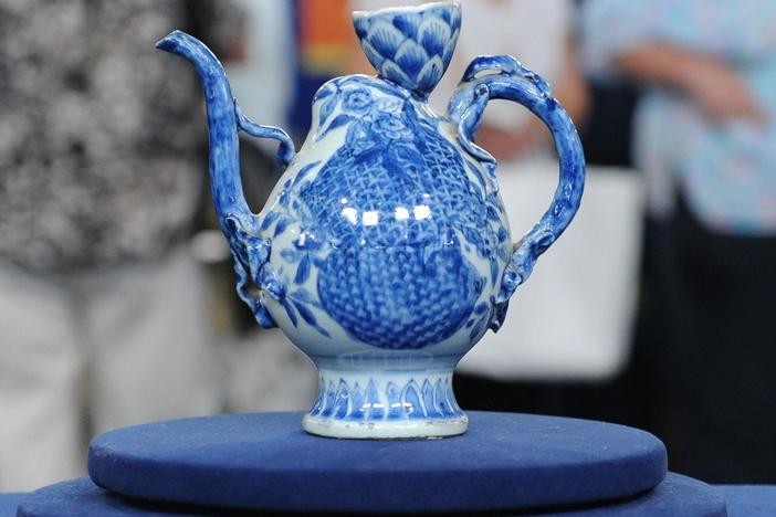 Appraisal: 17th-Century Chinese Transitional Wine Pot, from Santa Clara, Hour 3.