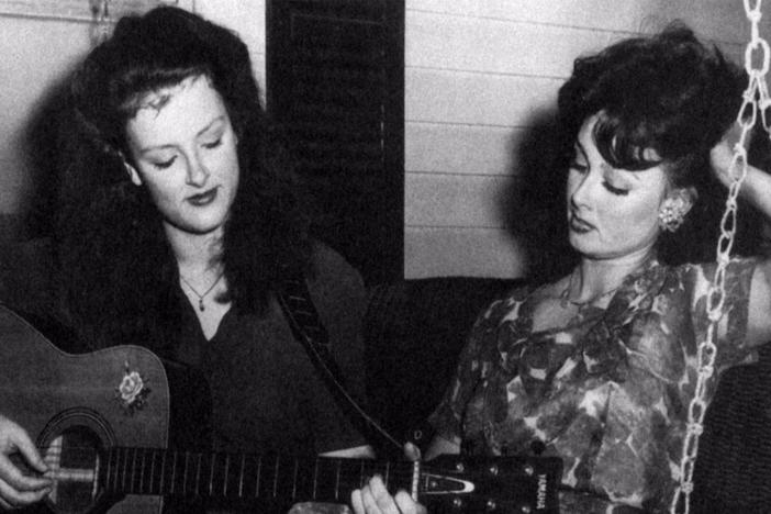 Wynonna and Naomi Judd ease mother-daughter tensions by making music together.