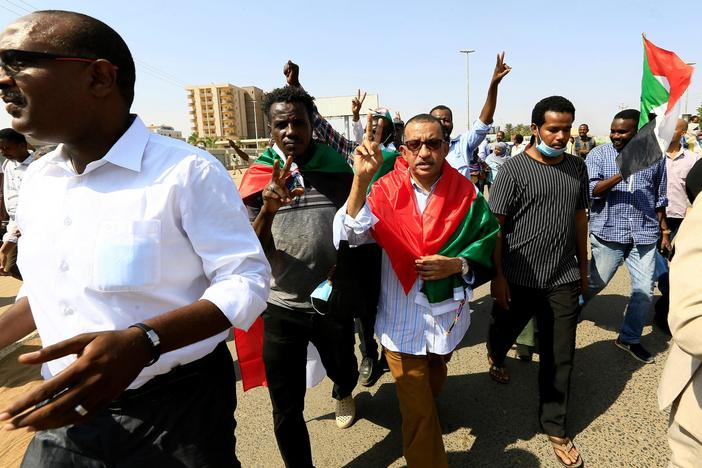 News Wrap: Sudan Prime Minister detained, 7 protesters killed in military coup
