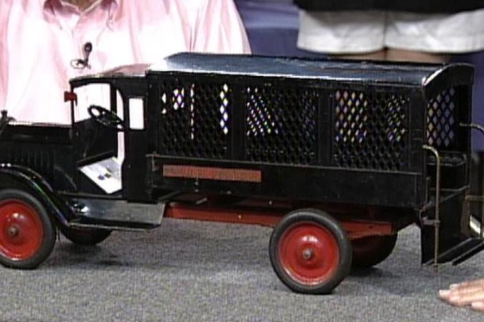 Noel Barrett appraises a Keystone Toy Police Patrol Wagon in Vintage Louisville!