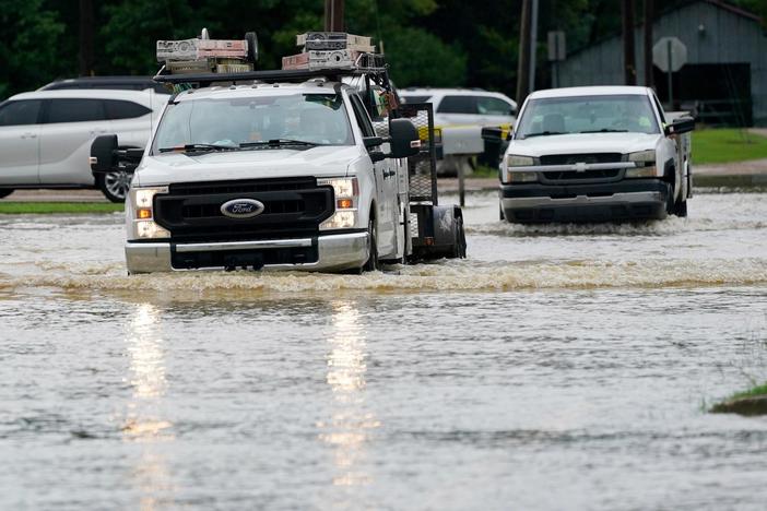 News Wrap: Residents urged to evacuate at floodwaters rise in Mississippi