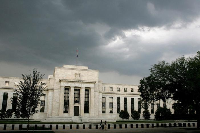 News Wrap: Fed chair says interest rates could be cut this year