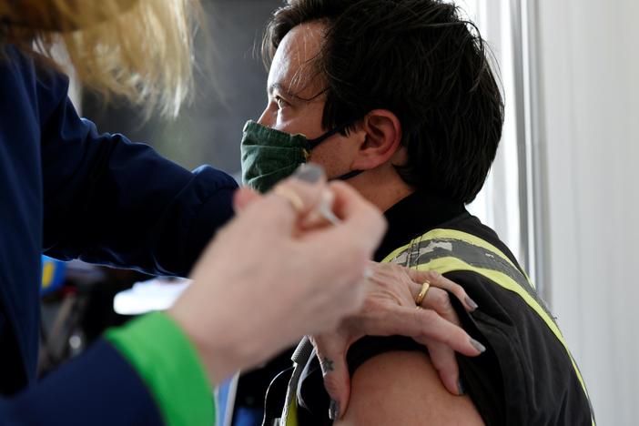 News Wrap: White House aims to vaccinate 70 percent of American adults by July 4