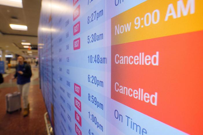 News Wrap: Travelers face flight delays and cancellations ahead of July 4 weekend