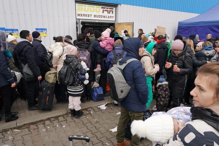 Ukrainians flee to Poland amid Russian bombardment