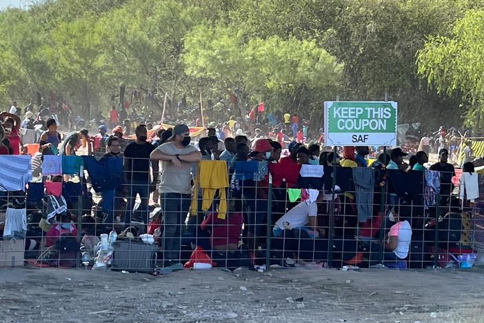 Thousands of migrants amass at the Texas border as federal authorities ramp up relief