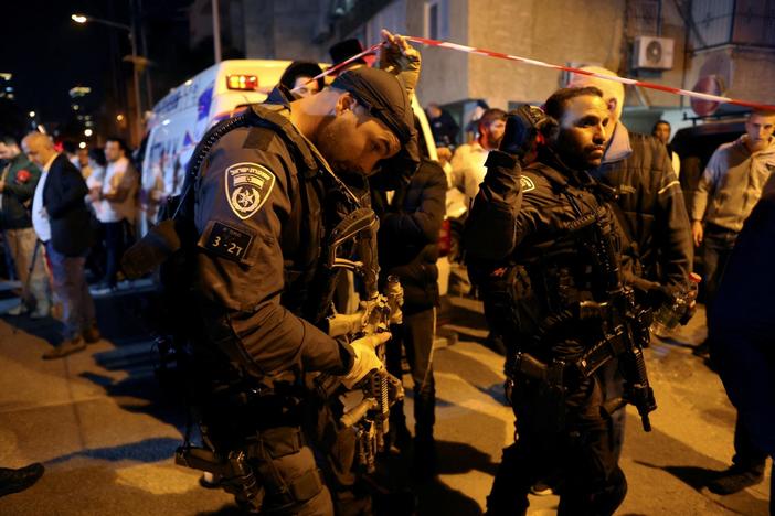 News Wrap: Gunman kills at least 5 people in a Tel Aviv suburb