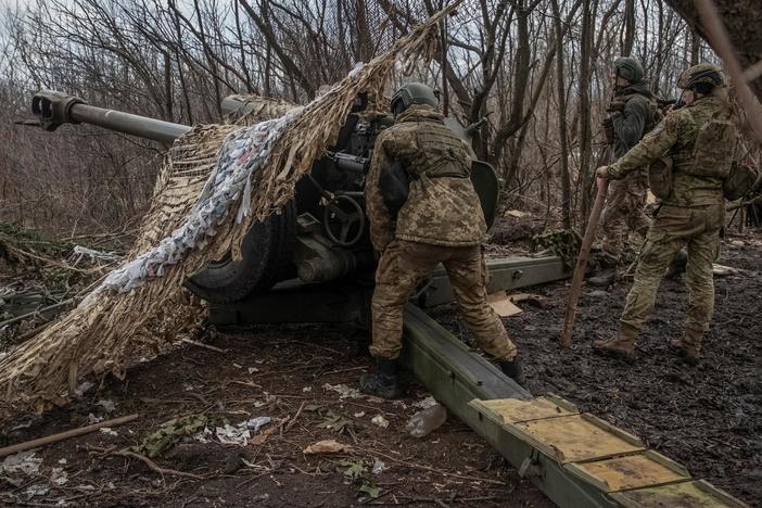 News Wrap: Battle for Bakhmut rages on in streets of ruined Ukrainian city