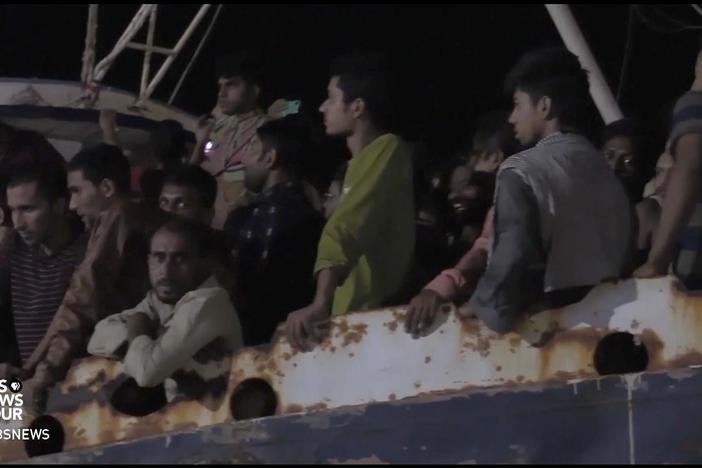 News Wrap: Italy sees largest migrant rush in 5 years as 700 arrive on boat in Sicily