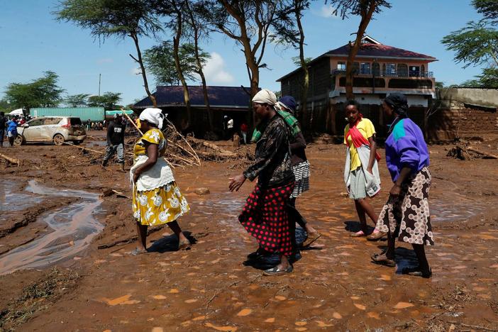 News Wrap: At least 45 killed by flooding in western Kenya