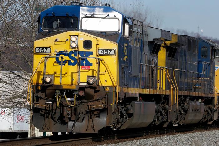 News Wrap: Train derails and spills molten sulfur in eastern Kentucky town