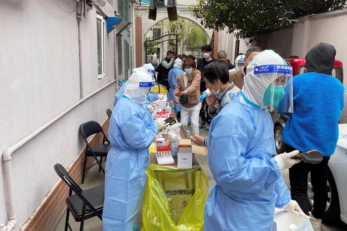 News Wrap: China sends 10,000 health care worker to battle COVID outbreak in Shanghai