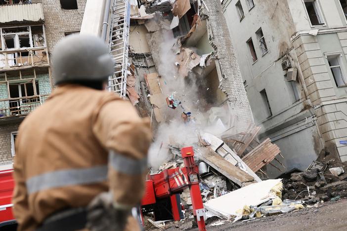News Wrap: Death toll rises in Ukraine after Russian strike on apartment block