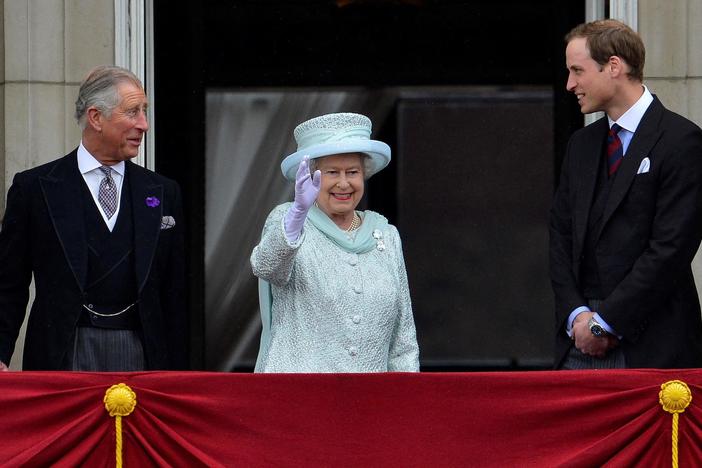Crowds flock to Buckingham Palace and Windsor Castle to mourn Queen Elizabeth II