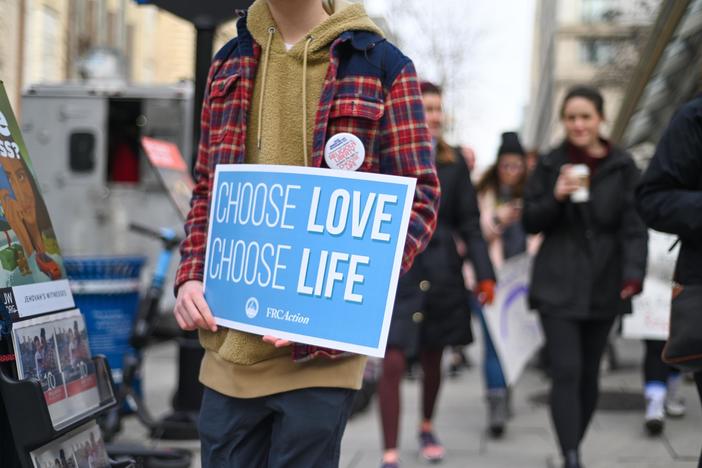 News Wrap: Trump addresses crowds at anti-abortion March for Life