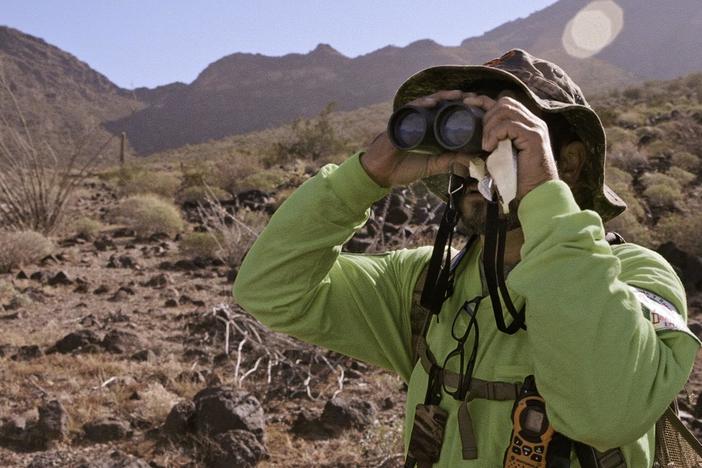 A group of searchers–the Águilas del Desierto–who volunteer to recover the missing.