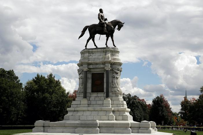 News Wrap: Virginia taking down Robert E. Lee statue