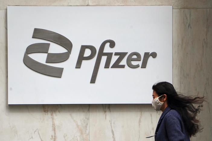 News Wrap: Pfizer says its COVID-19 pill cuts hospitalization, death risk by 90%