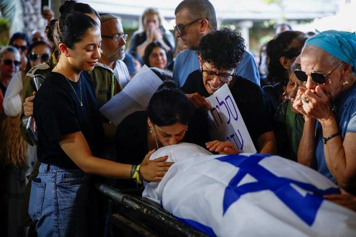 News Wrap: Outrage and grief in Israel after 6 more hostages die in Gaza