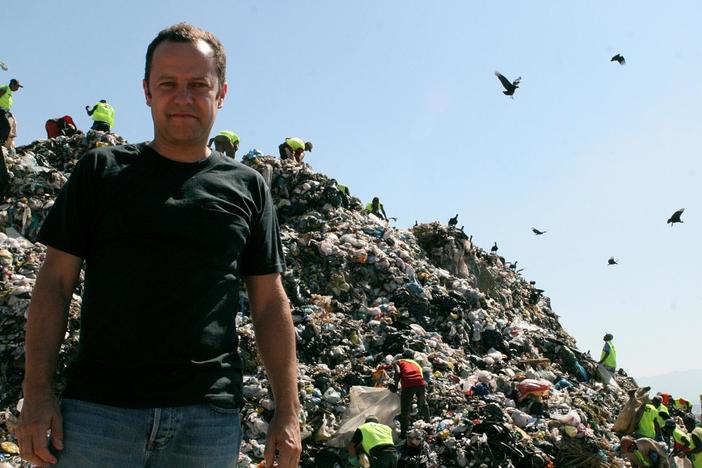 Brazilian artist Vik Muniz and his "Pictures of Garbage" inspired the film Wasteland.