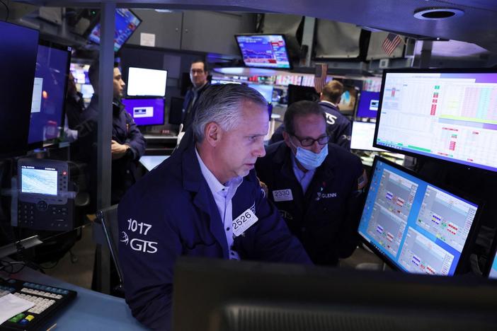 News Wrap: Wall Street rebounds after oil prices tumbled