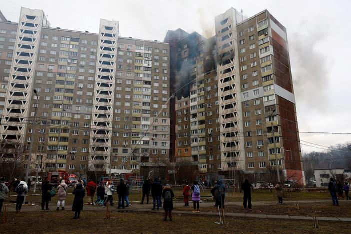 News Wrap: Russian strikes across Ukraine kill at least 5 civilians