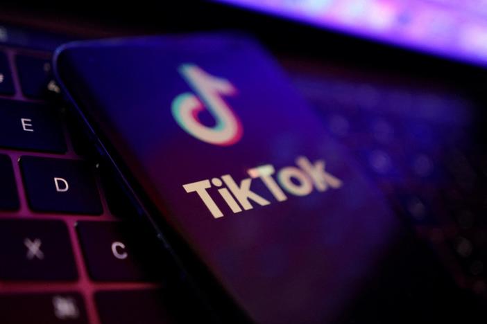 News Wrap: White House bans TikTok from government-issued devices