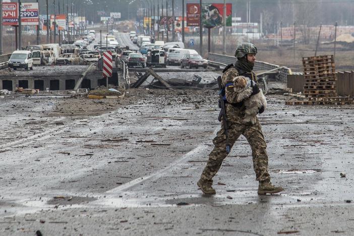 Ukrainian civilians resort to desperate attempts to evacuate war zone
