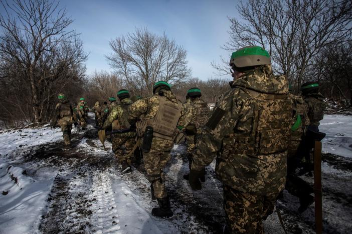 News Wrap: Ukrainian troops fight to hold back Russian assaults in east